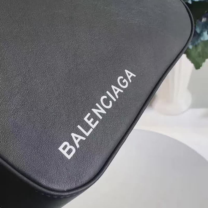 BALENCIAG巴黎世家 三角手包  BL1504